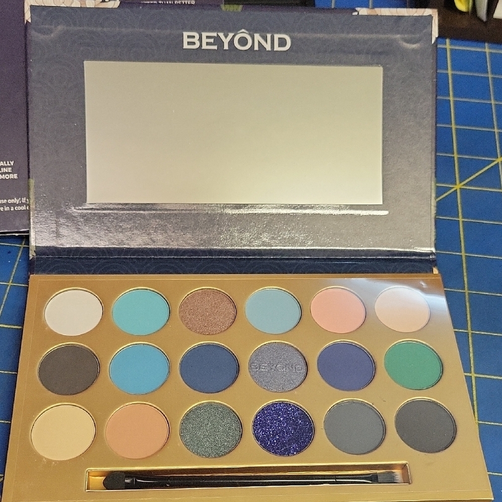 Beyond Eyeshadow Palette - Vibrant 18 Color Collection New In Box